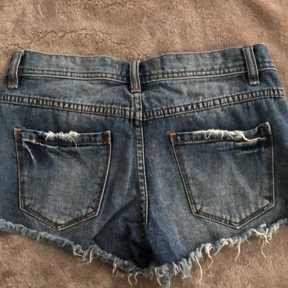 Free People Distressed Jean shorts, size 24 - Picture 3 of 3